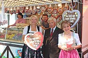die Gastgeberinnen: Tina Krätz und Johanna Barsy mit Luitpold Prinz von Bayern, von dessen König Ludwig Schloßbrauerei Kaltenberg das Weißbier im Hippodrom stammt ©Foto: Martin Schmitz)